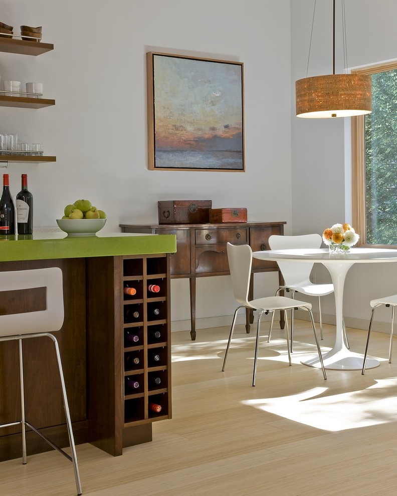 Immagine di una cucina abitabile minimalista con ante in legno bruno e top in quarzo composito