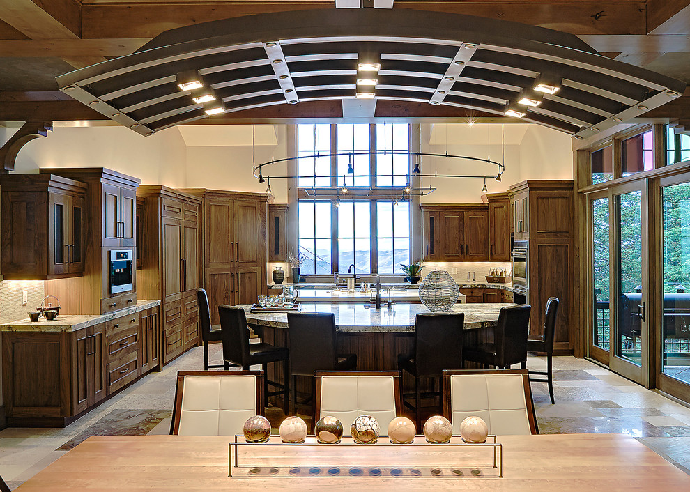 Свежая идея для дизайна: п-образная кухня в стиле неоклассика (современная классика) с обеденным столом, фасадами цвета дерева среднего тона и белым фартуком - отличное фото интерьера