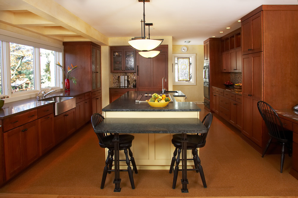 Modern inredning av ett stort kök, med en rustik diskho, skåp i shakerstil, skåp i mellenmörkt trä, bänkskiva i kvarts, stänkskydd i mosaik, integrerade vitvaror och korkgolv