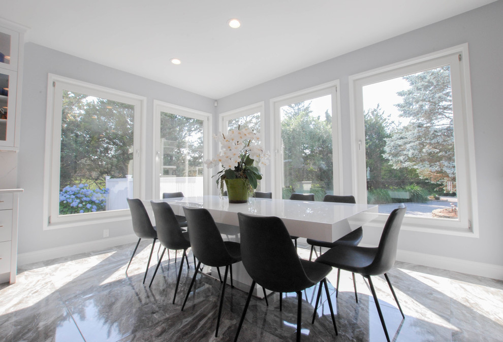 Esempio di una grande sala da pranzo aperta verso la cucina minimal con pavimento con piastrelle in ceramica e pavimento grigio