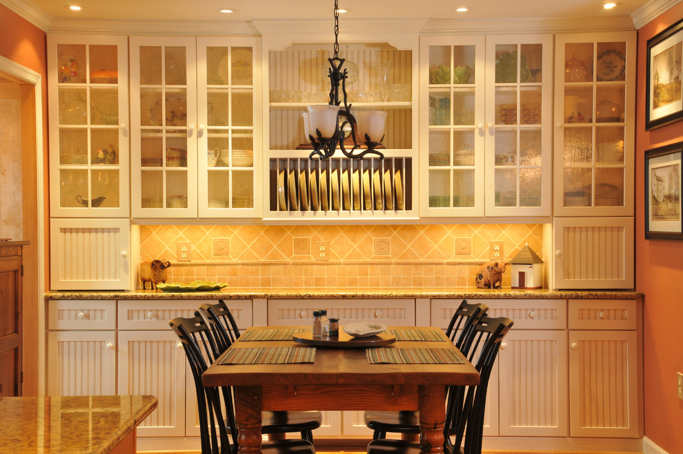 Bild på ett vintage linjärt kök och matrum, med luckor med glaspanel, vita skåp, beige stänkskydd, granitbänkskiva och stänkskydd i stenkakel