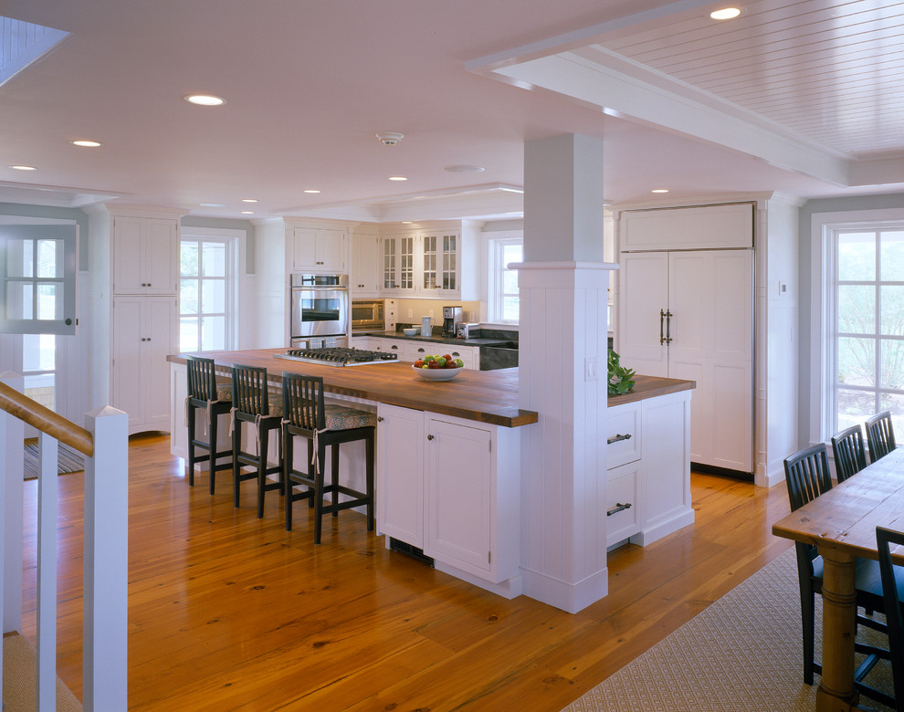 Klassische Küche mit Landhausspüle und Arbeitsplatte aus Holz in Boston