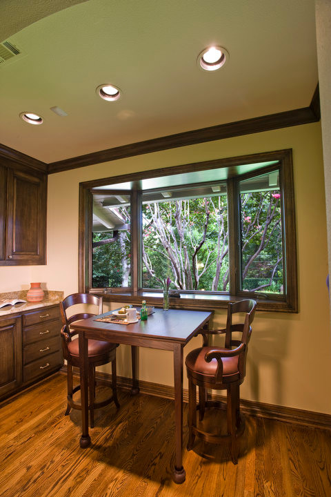 Kitchen - traditional kitchen idea in Dallas