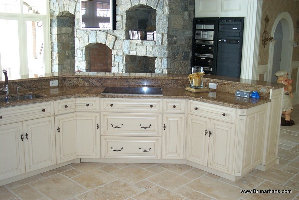 Exempel på ett mycket stort klassiskt kök, med luckor med upphöjd panel, granitbänkskiva och en köksö