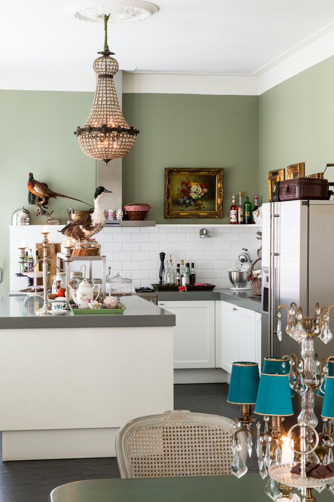アムステルダムにあるエクレクティックスタイルのおしゃれなキッチン (シェーカースタイル扉のキャビネット、白いキャビネット、白いキッチンパネル、サブウェイタイルのキッチンパネル、シルバーの調理設備、グレーのキッチンカウンター) の写真