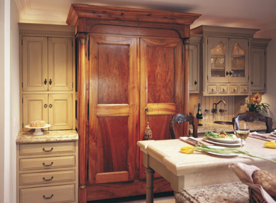 Bild på ett stort vintage kök, med en nedsänkt diskho, luckor med infälld panel, gröna skåp, granitbänkskiva, grönt stänkskydd, stänkskydd i trä, integrerade vitvaror, marmorgolv, en köksö och beiget golv