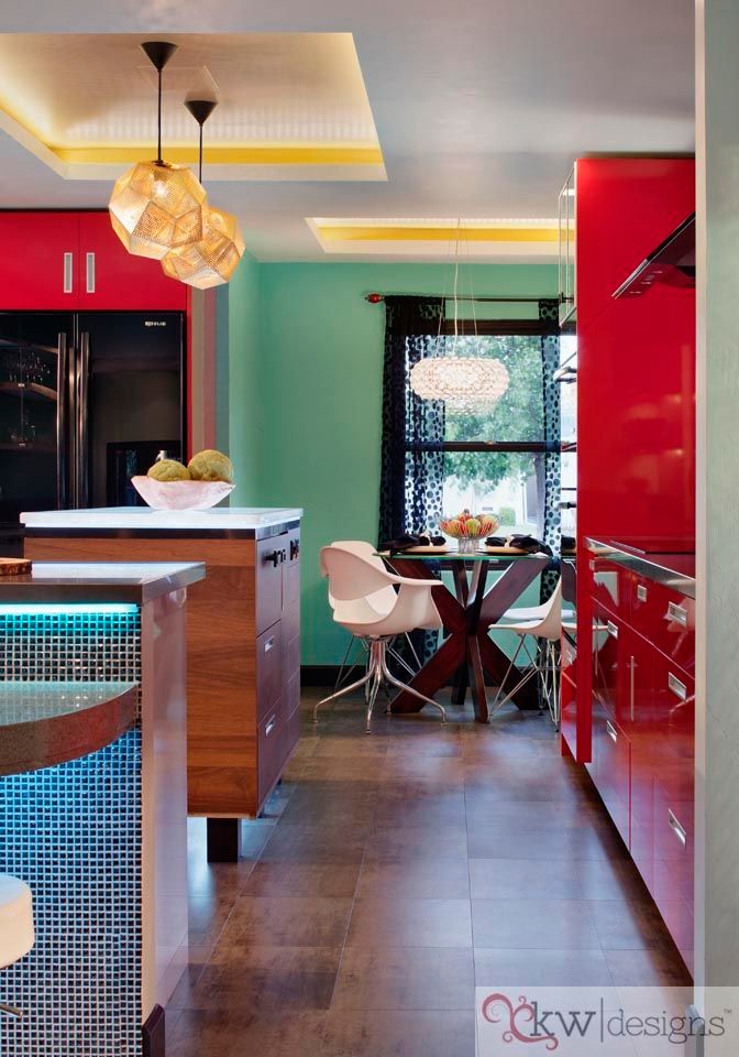 Esempio di una grande cucina minimalista con ante lisce, ante rosse, top in granito, paraspruzzi rosso, paraspruzzi con piastrelle a mosaico e elettrodomestici neri