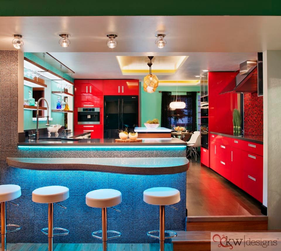 Offene, Große Moderne Küche in U-Form mit flächenbündigen Schrankfronten, roten Schränken, Granit-Arbeitsplatte, Küchenrückwand in Rot, Rückwand aus Mosaikfliesen, schwarzen Elektrogeräten und Kücheninsel in San Diego