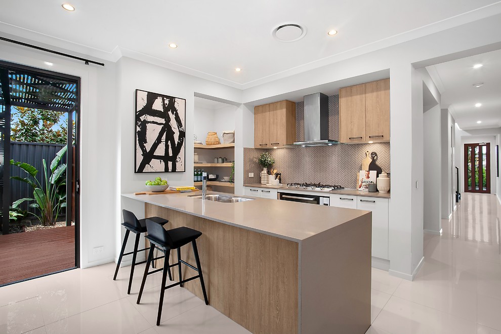 Zweizeilige Moderne Küche mit Doppelwaschbecken, flächenbündigen Schrankfronten, hellbraunen Holzschränken, Küchenrückwand in Braun, Küchengeräten aus Edelstahl, Halbinsel, weißem Boden und brauner Arbeitsplatte in Sydney
