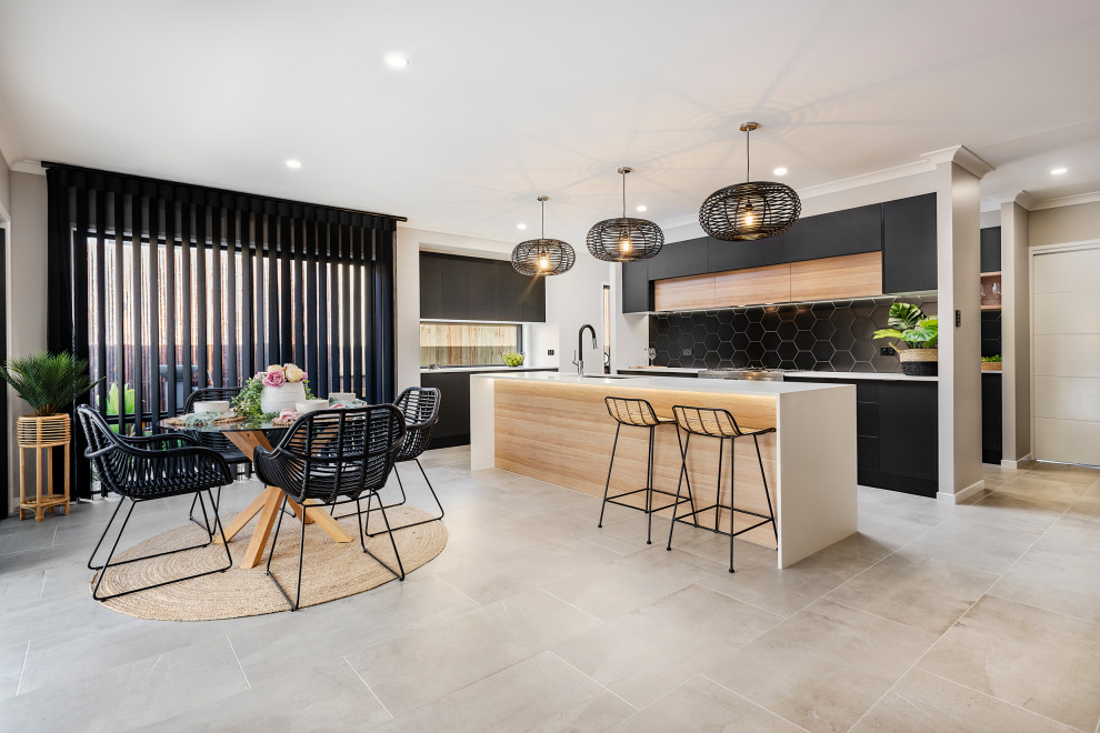 Cette photo montre une cuisine ouverte parallèle tendance de taille moyenne avec un évier encastré, une crédence noire et un sol gris.