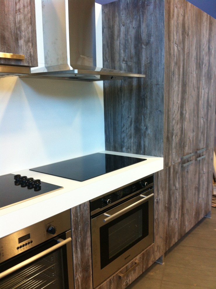 Zweizeilige, Mittelgroße Moderne Wohnküche mit Glasfronten, Schränken im Used-Look, Laminat-Arbeitsplatte, Küchenrückwand in Weiß, bunten Elektrogeräten und Kücheninsel in Vancouver