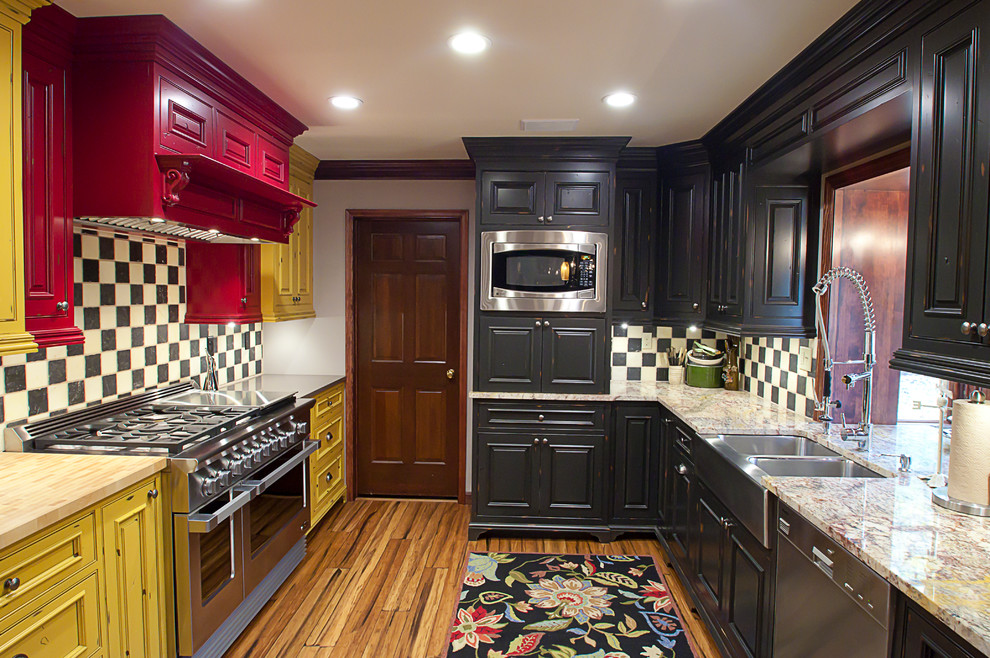 Immagine di una cucina abitabile rustica con lavello stile country, ante a filo, ante blu, top in marmo e elettrodomestici in acciaio inossidabile