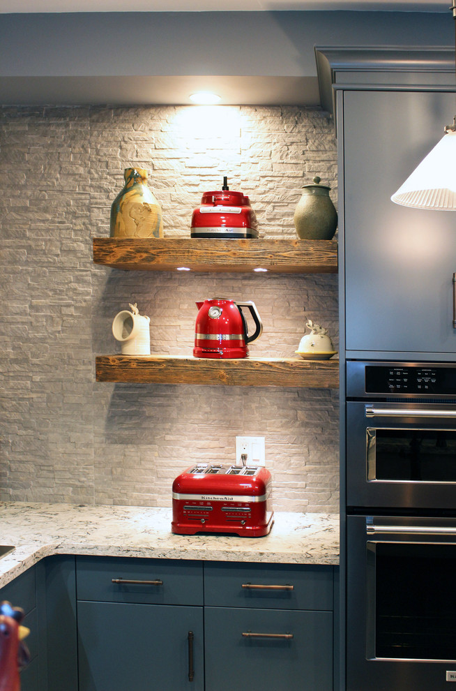 Exempel på ett mellanstort eklektiskt kök, med en rustik diskho, släta luckor, grå skåp, bänkskiva i kvarts, grått stänkskydd, rostfria vitvaror, klinkergolv i porslin och stänkskydd i stenkakel