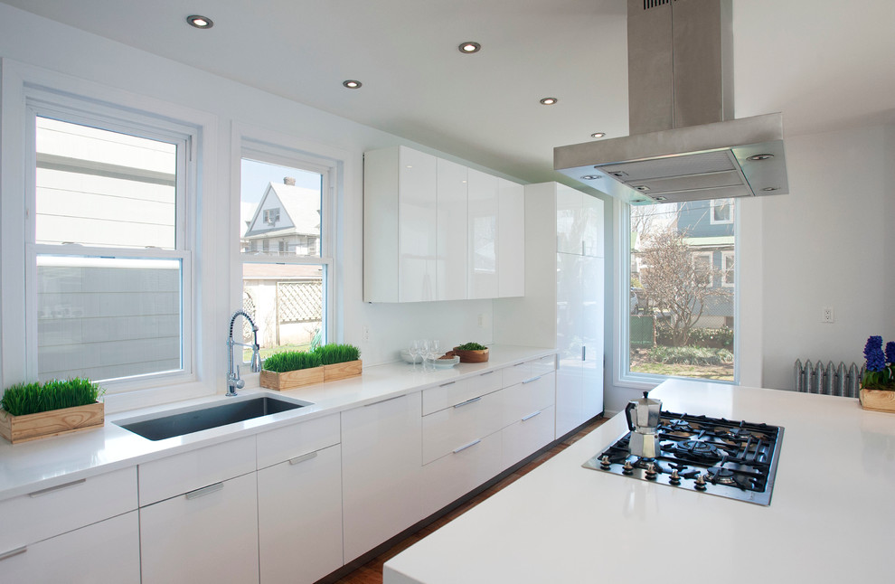 Свежая идея для дизайна: кухня в современном стиле с плоскими фасадами, белыми фасадами и врезной мойкой - отличное фото интерьера