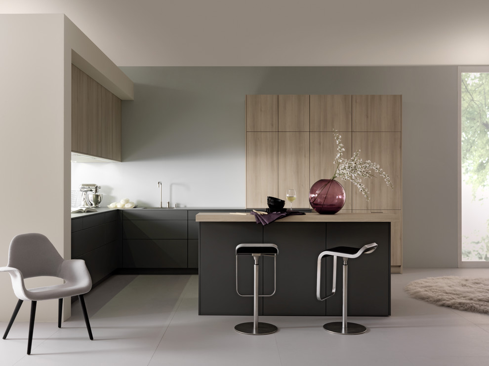 Стильный дизайн: кухня в стиле модернизм с плоскими фасадами, серыми фасадами и барной стойкой - последний тренд