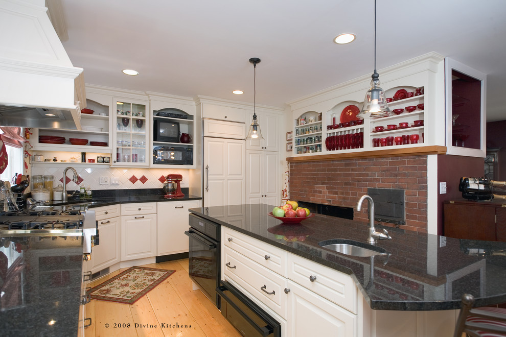 Große Urige Wohnküche in U-Form mit Unterbauwaschbecken, Granit-Arbeitsplatte, Küchenrückwand in Weiß, hellem Holzboden, Kücheninsel und Mauersteinen in Boston
