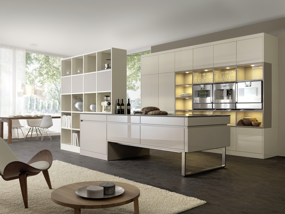 Foto de cocina minimalista abierta con electrodomésticos de acero inoxidable, armarios abiertos y puertas de armario blancas