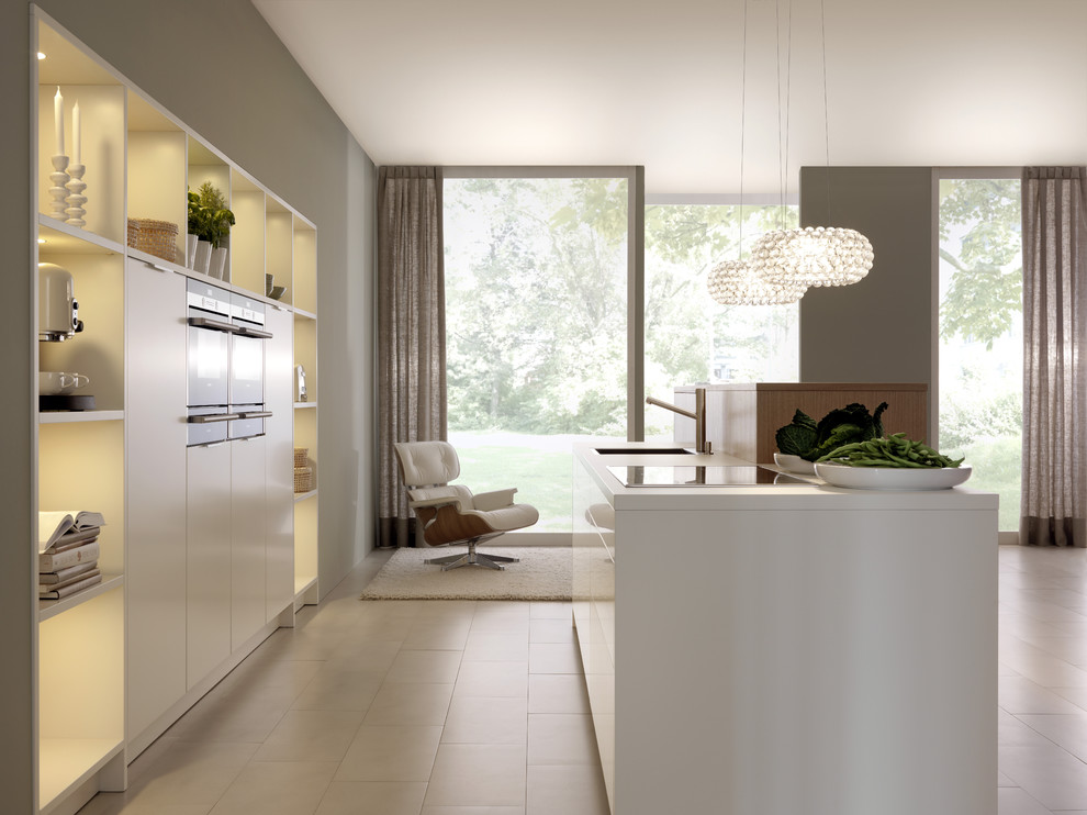 Diseño de cocina moderna abierta con armarios con paneles lisos, puertas de armario blancas, electrodomésticos de acero inoxidable y cortinas