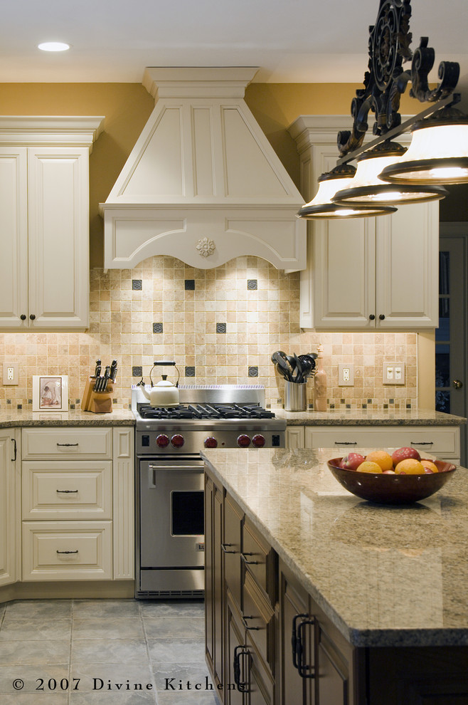 Exempel på ett stort klassiskt kök, med en undermonterad diskho, luckor med profilerade fronter, vita skåp, granitbänkskiva, beige stänkskydd, stänkskydd i stenkakel, rostfria vitvaror, klinkergolv i porslin och en köksö