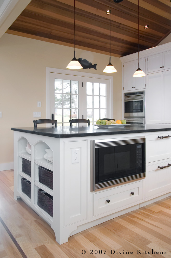 Kitchen - traditional kitchen idea in Boston