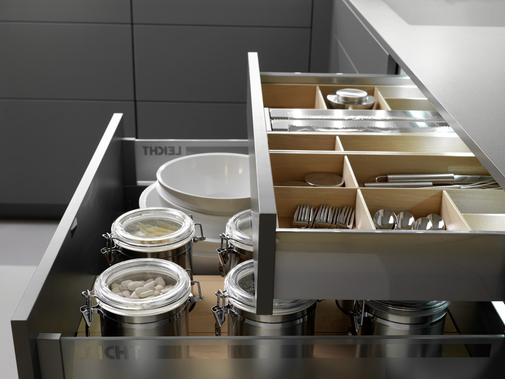 Idee per una cucina design di medie dimensioni con lavello sottopiano, ante lisce, top in quarzo composito e elettrodomestici in acciaio inossidabile