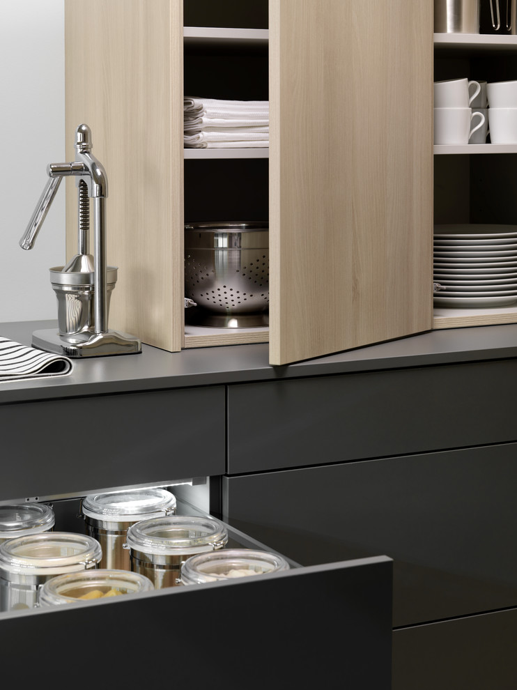 Immagine di una cucina minimal di medie dimensioni con lavello sottopiano, ante lisce, ante in legno bruno, top in quarzo composito e elettrodomestici in acciaio inossidabile