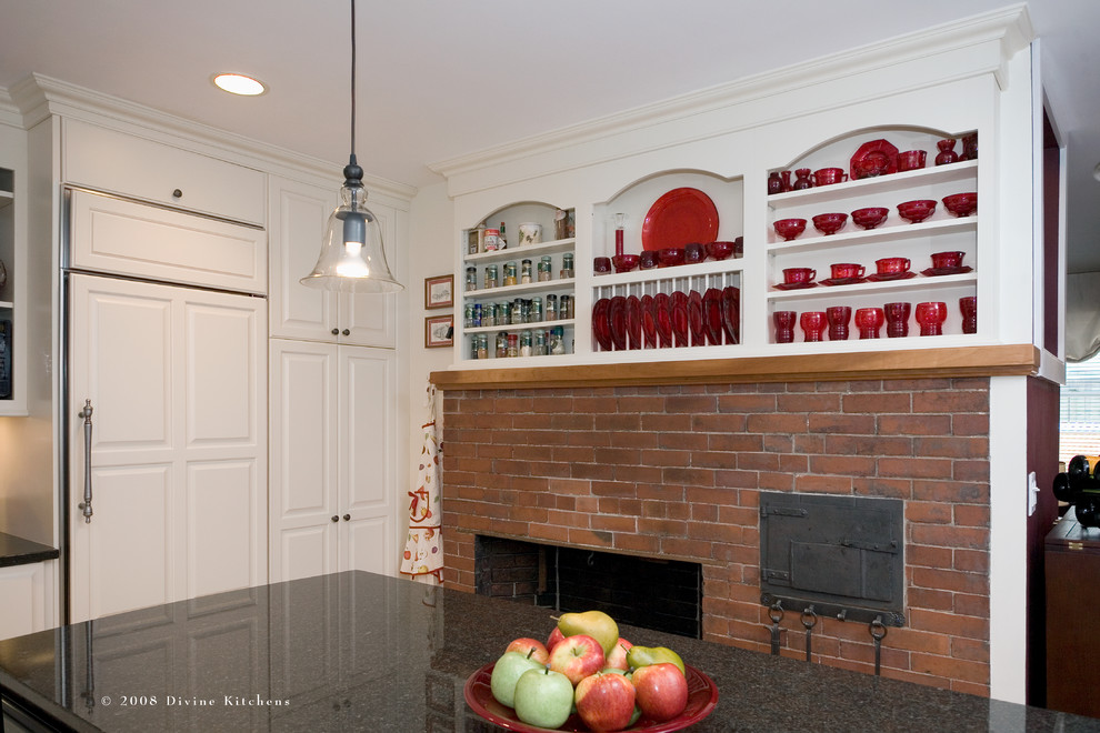 Große Rustikale Wohnküche in U-Form mit Unterbauwaschbecken, Granit-Arbeitsplatte, Küchenrückwand in Rot, hellem Holzboden, Kücheninsel und Mauersteinen in Boston