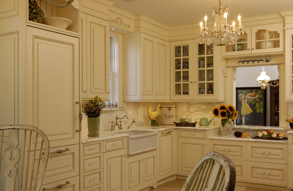 Mittelgroße Klassische Wohnküche ohne Insel in U-Form mit weißen Schränken, Granit-Arbeitsplatte, Küchenrückwand in Weiß, Elektrogeräten mit Frontblende und Keramikboden in New York