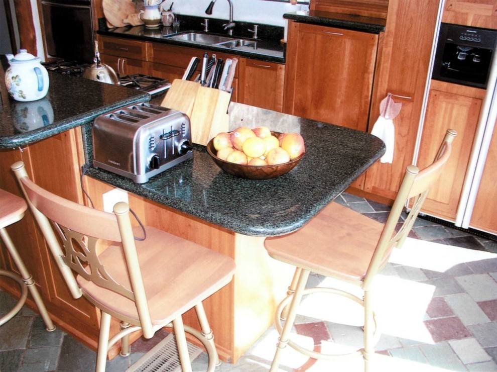 Bild på ett rustikt kök och matrum, med en undermonterad diskho, skåp i shakerstil, skåp i ljust trä, bänkskiva i kvartsit och rostfria vitvaror