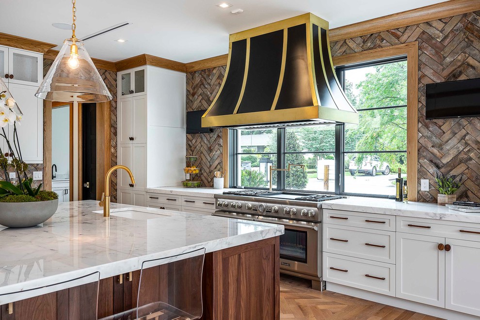 Immagine di una cucina classica con ante in stile shaker, ante bianche, top in marmo, paraspruzzi marrone, paraspruzzi in mattoni e elettrodomestici in acciaio inossidabile