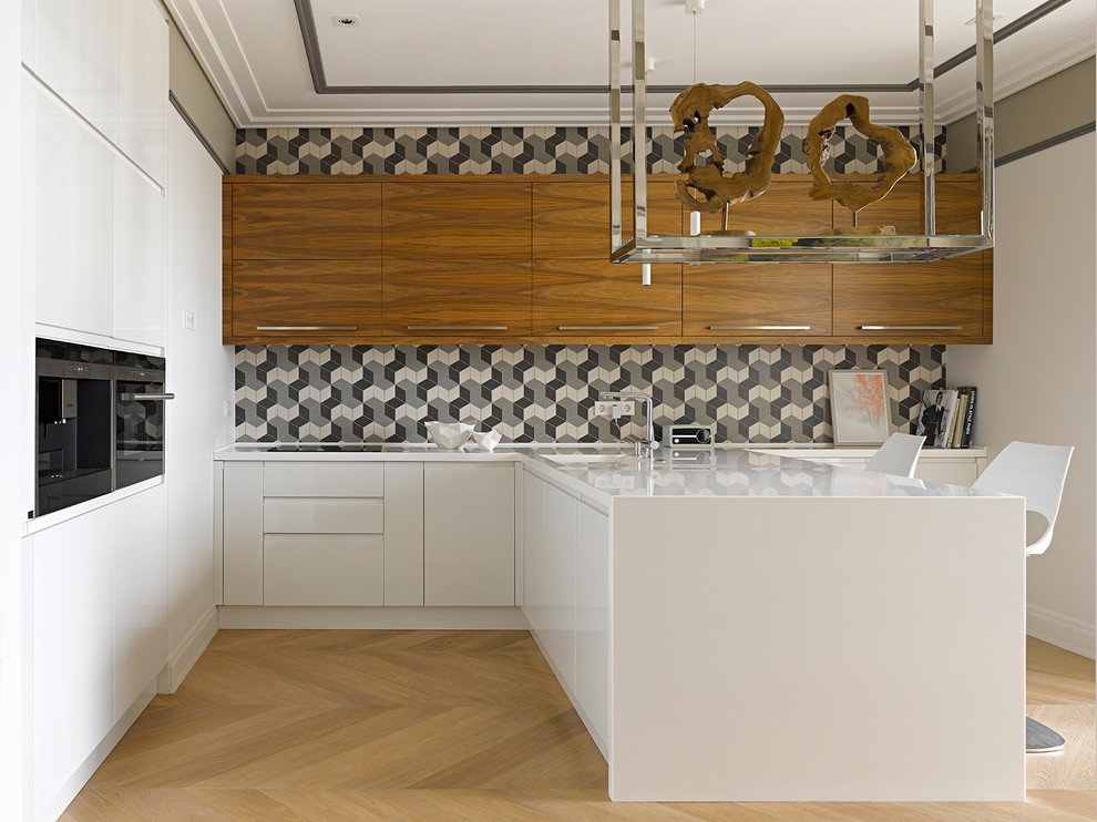 Foto på ett funkis kök, med släta luckor, flerfärgad stänkskydd, vita skåp, ljust trägolv, en halv köksö, en integrerad diskho, bänkskiva i koppar, stänkskydd i keramik och svarta vitvaror