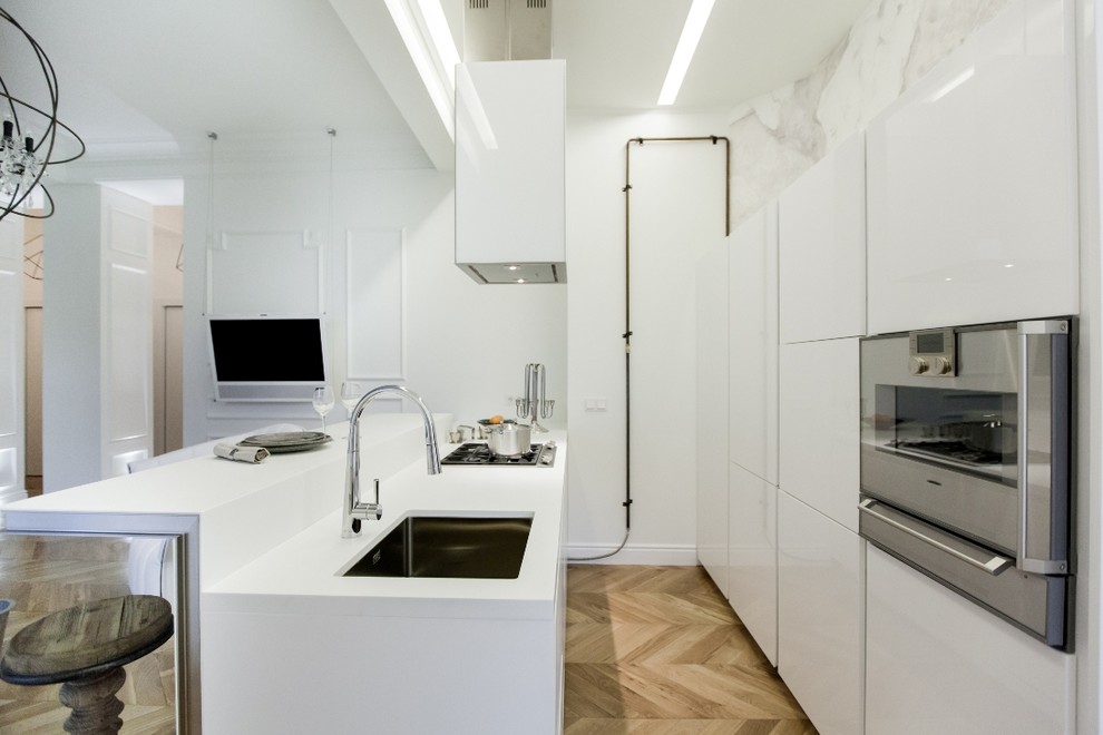 Immagine di una cucina bohémian di medie dimensioni con ante lisce, ante bianche, top in superficie solida e parquet chiaro