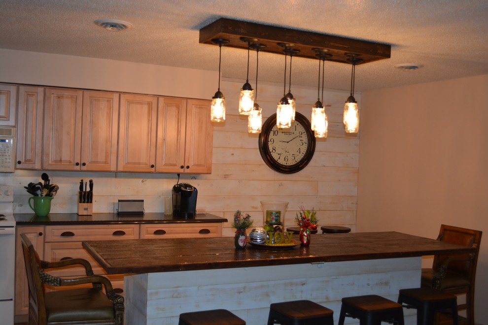 Idéer för att renovera ett mellanstort lantligt brun brunt kök, med en undermonterad diskho, luckor med upphöjd panel, skåp i ljust trä, bänkskiva i kvartsit, vitt stänkskydd, stänkskydd i trä, vita vitvaror, vinylgolv, en köksö och brunt golv
