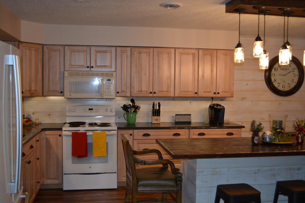 Lantlig inredning av ett mellanstort brun brunt kök, med en undermonterad diskho, luckor med upphöjd panel, skåp i ljust trä, bänkskiva i kvartsit, vitt stänkskydd, stänkskydd i trä, vita vitvaror, vinylgolv, en köksö och brunt golv
