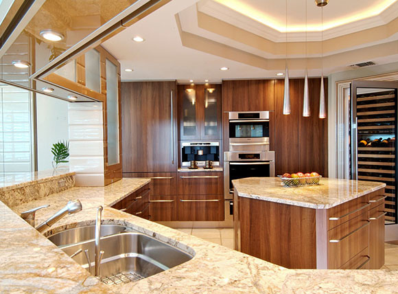 Exempel på ett stort modernt kök, med en nedsänkt diskho, släta luckor, skåp i mörkt trä, marmorbänkskiva, rostfria vitvaror, klinkergolv i keramik, en köksö, beige stänkskydd och beiget golv