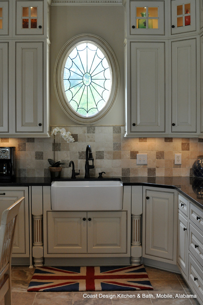 Example of a classic kitchen design in Miami