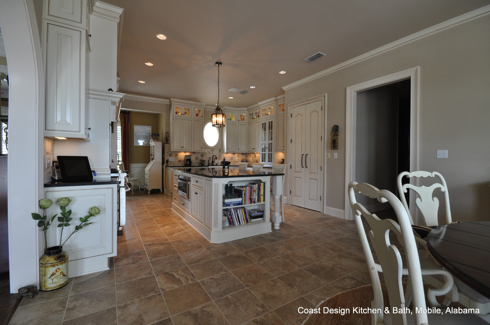 Inspiration for a timeless kitchen remodel in Miami