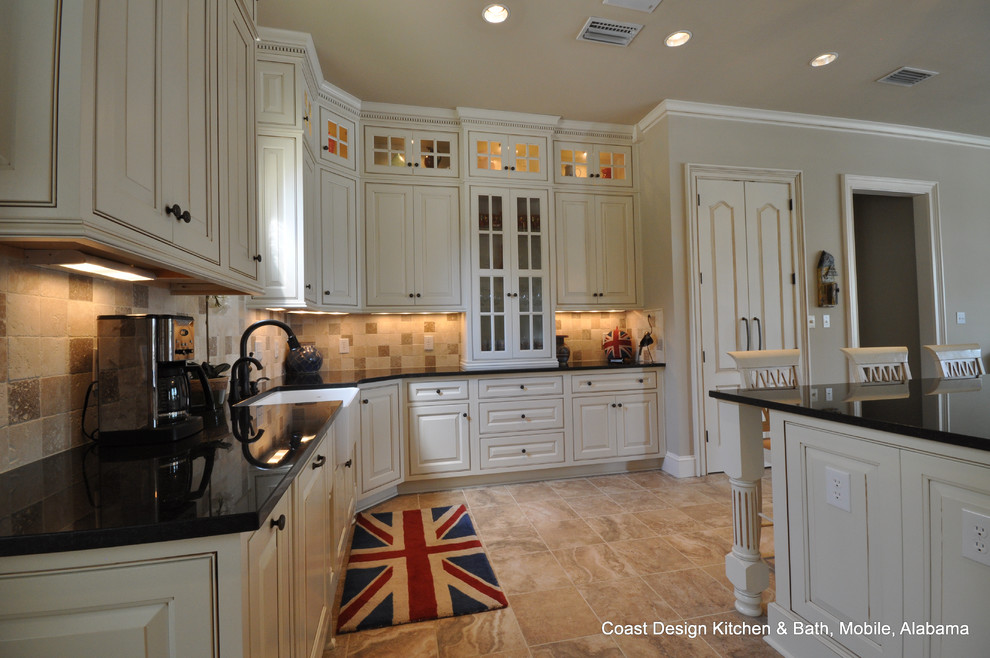 Example of a classic kitchen design in Miami