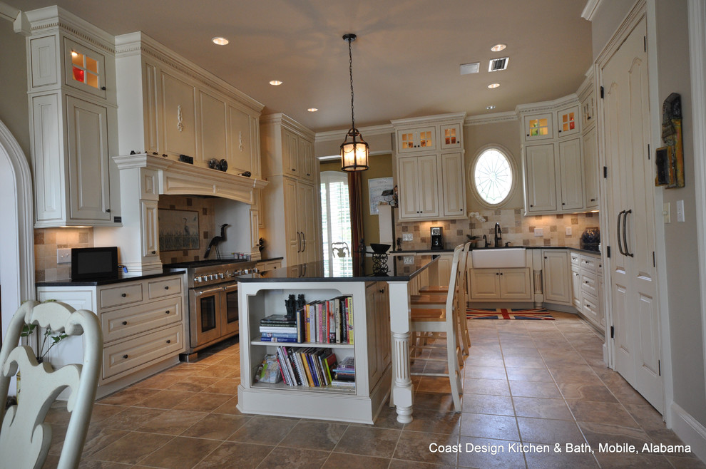 Kitchen - traditional kitchen idea in Miami