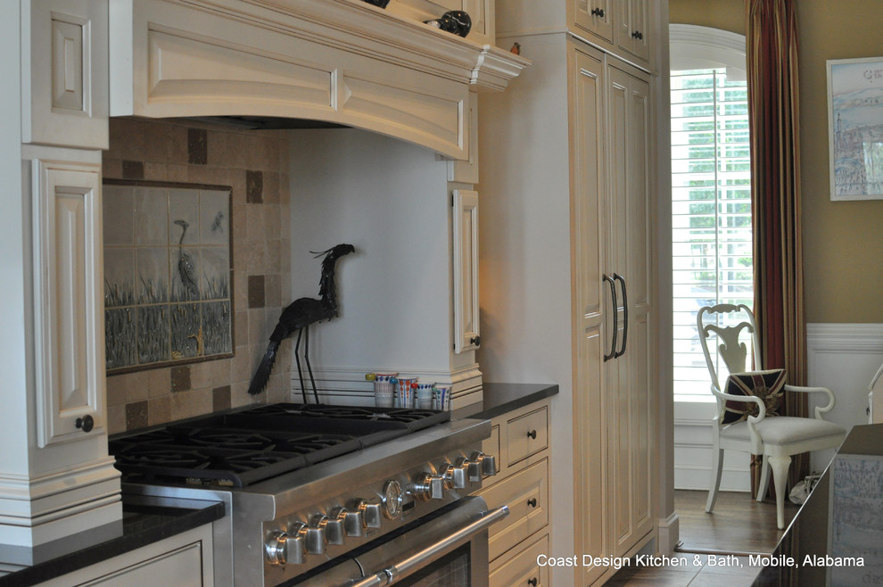Example of a classic kitchen design in Miami