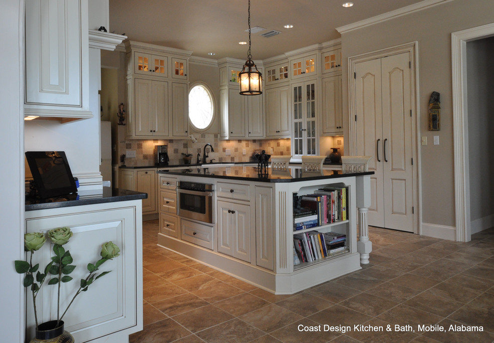 Inspiration for a timeless kitchen remodel in Miami