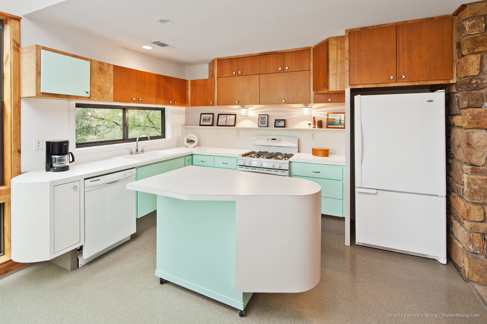 オースティンにある中くらいなモダンスタイルのおしゃれなキッチン (アンダーカウンターシンク、フラットパネル扉のキャビネット、青いキャビネット、ラミネートカウンター、白いキッチンパネル、白い調理設備、リノリウムの床) の写真