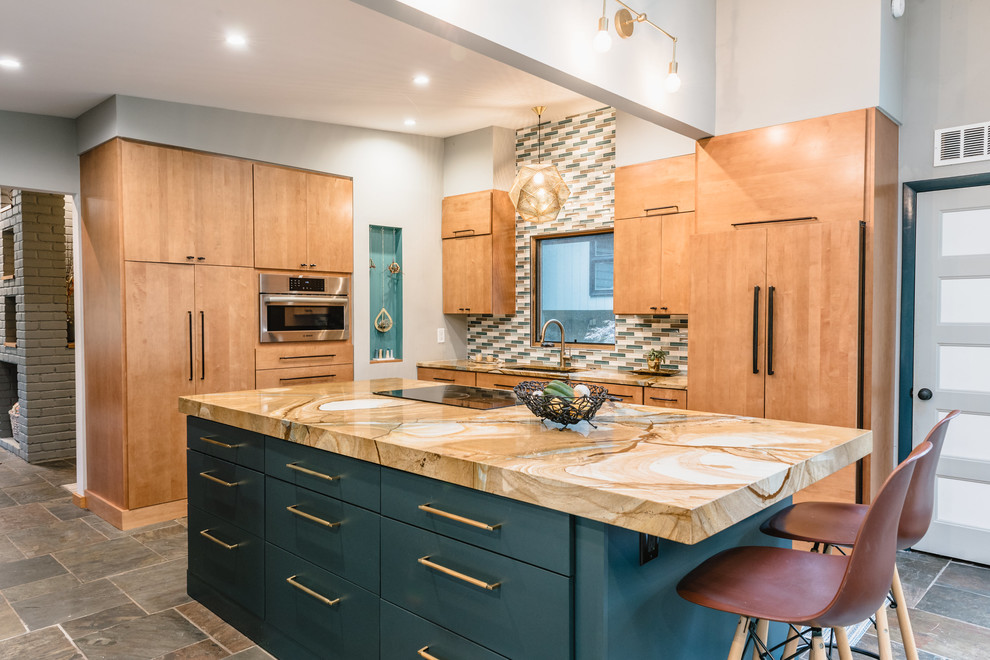 Bild på ett mellanstort 60 tals kök, med en enkel diskho, släta luckor, skåp i mellenmörkt trä, bänkskiva i kvartsit, flerfärgad stänkskydd, stänkskydd i keramik, skiffergolv, en köksö, flerfärgat golv och integrerade vitvaror