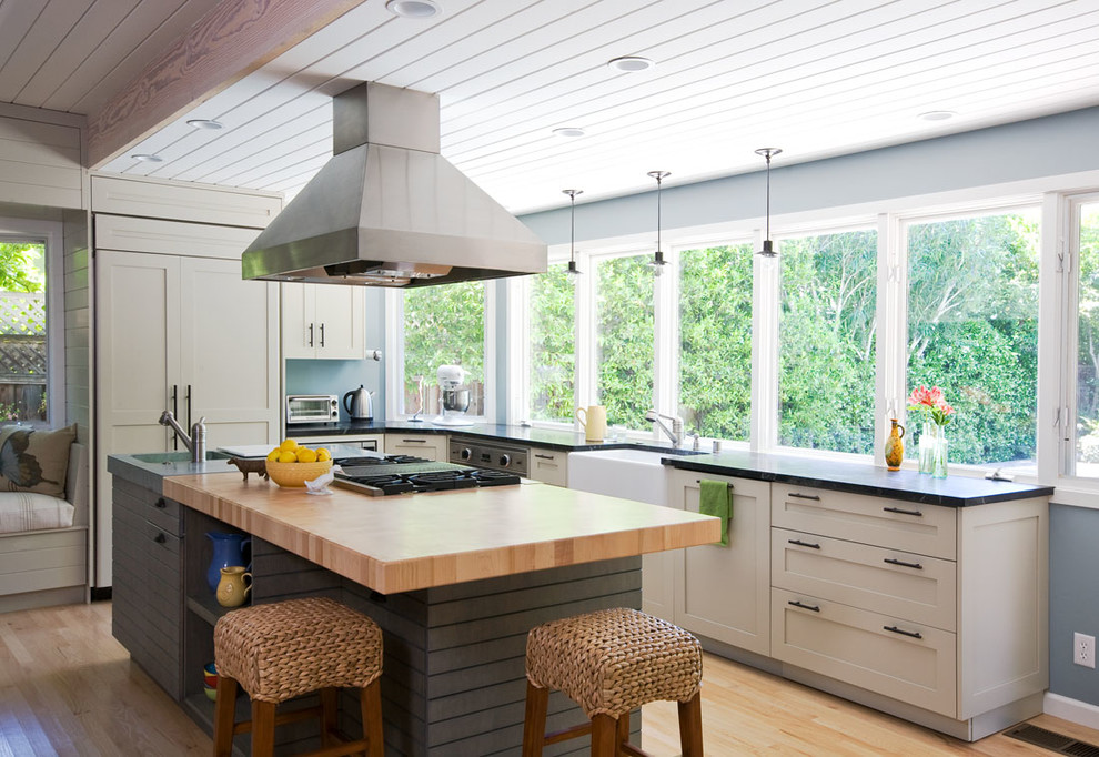 Imagen de cocina clásica con armarios estilo shaker, encimera de madera, electrodomésticos con paneles y fregadero sobremueble
