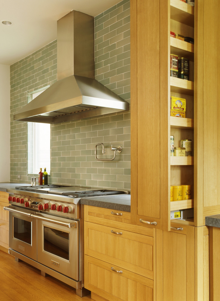 Idée de décoration pour une cuisine victorienne en bois clair avec une crédence grise.