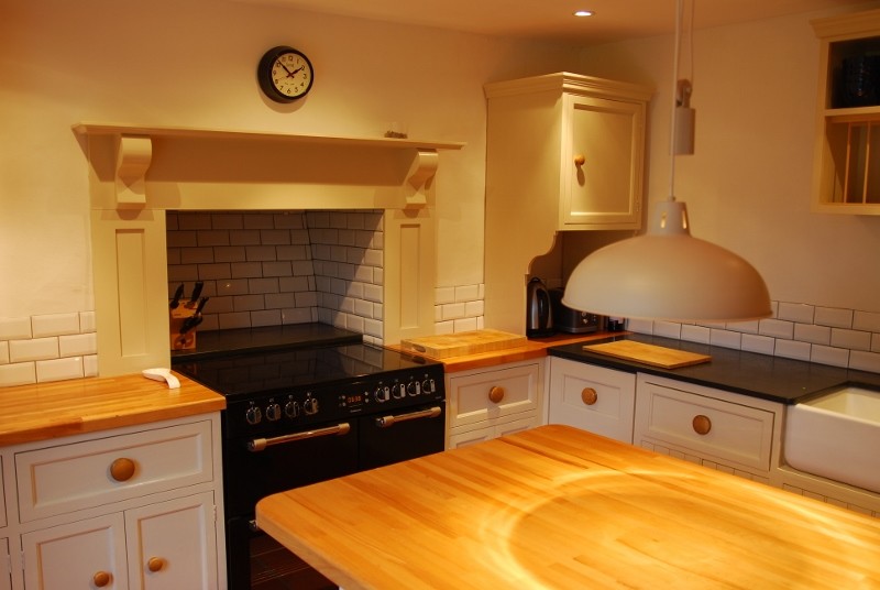 Kitchen - farmhouse kitchen idea in Devon