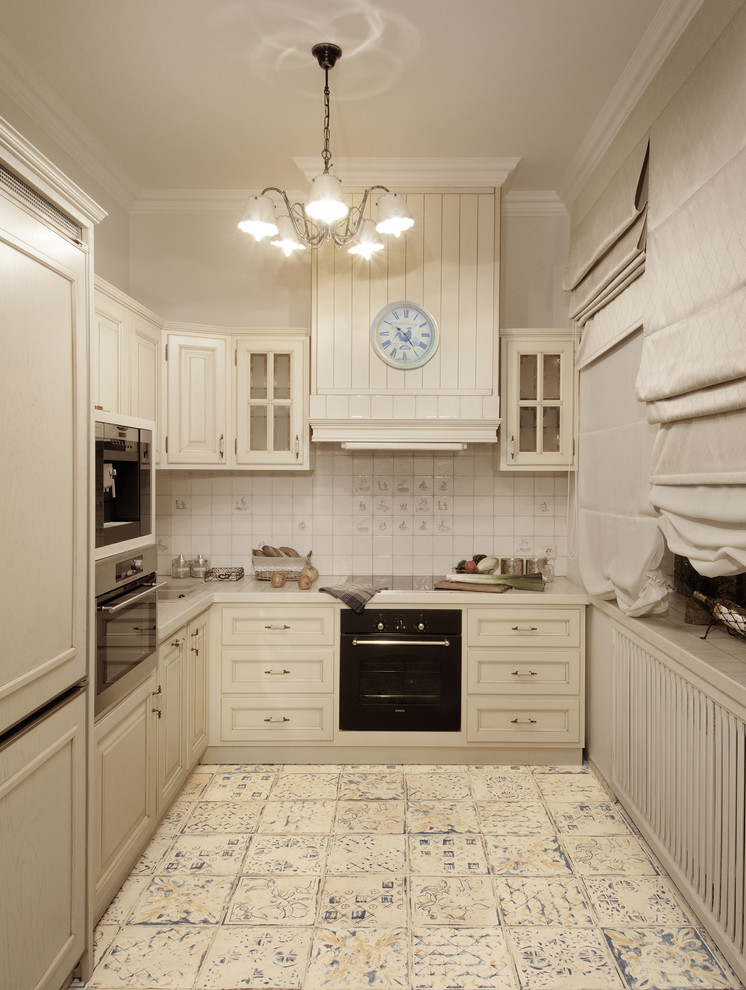 Landhaus Küche ohne Insel in L-Form mit profilierten Schrankfronten, weißen Schränken, Küchenrückwand in Weiß und Küchengeräten aus Edelstahl in Moskau