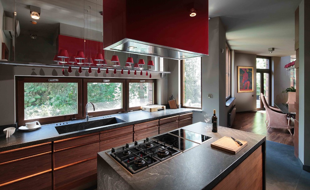 Источник вдохновения для домашнего уюта: кухня в современном стиле с монолитной мойкой, плоскими фасадами, фасадами цвета дерева среднего тона и островом