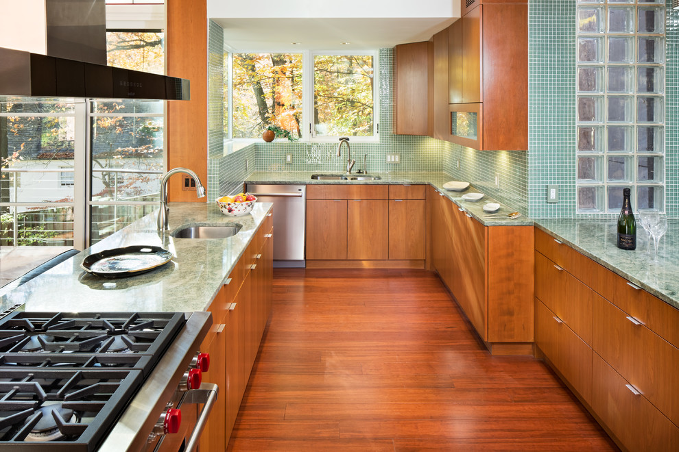 Esempio di una grande cucina design con lavello sottopiano, ante lisce, ante in legno scuro, top in granito, paraspruzzi blu, paraspruzzi con piastrelle a mosaico, elettrodomestici in acciaio inossidabile, parquet scuro, pavimento marrone e penisola