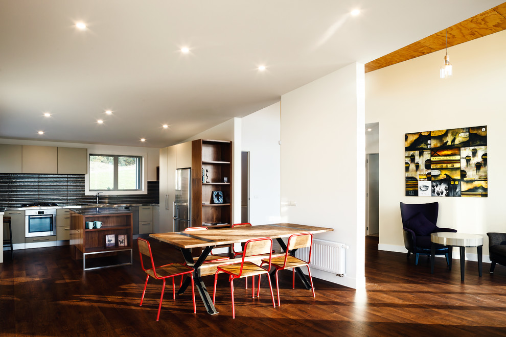 Photo of a medium sized contemporary kitchen/diner in Auckland with an island.